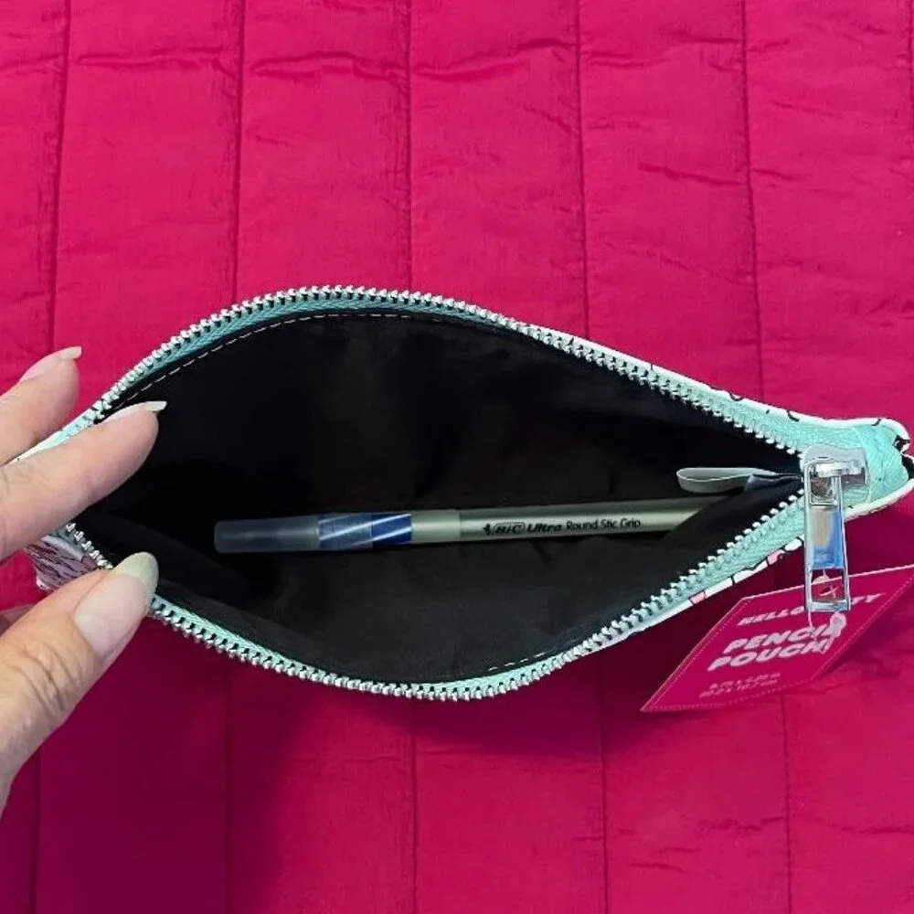 NWT ADORABLE HELLO KITTY PENCIL / PEN OR COSMETIC / MAKEUP CASE  / STORAGE POUCH